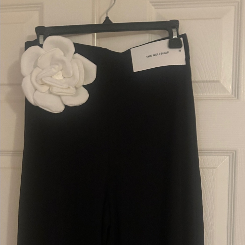 Noli Black Wide-Leg Pants with White Floral Applique